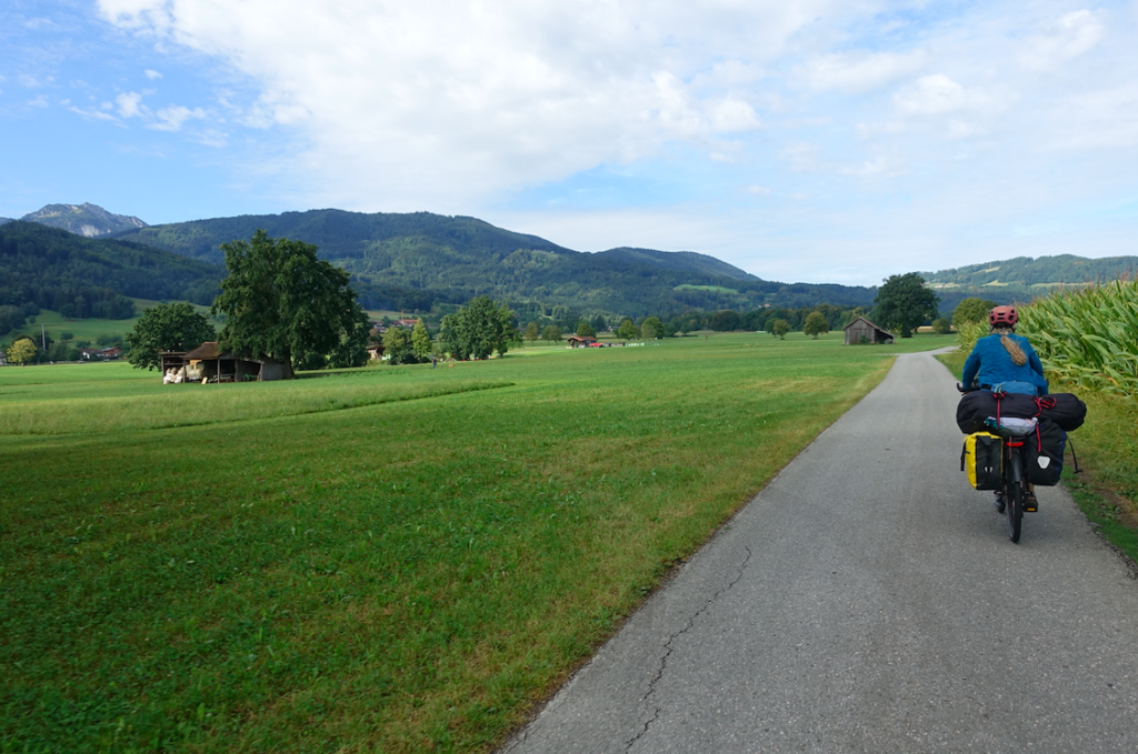 Viele weite, liebliche Täler mit sanften Bergen prägten die heutige Tour