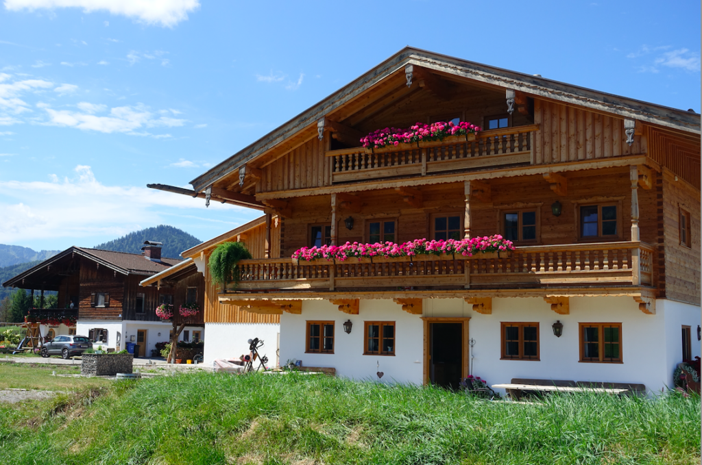 Ein Haus trägt hier schöneren Blumenschmuck als das andere