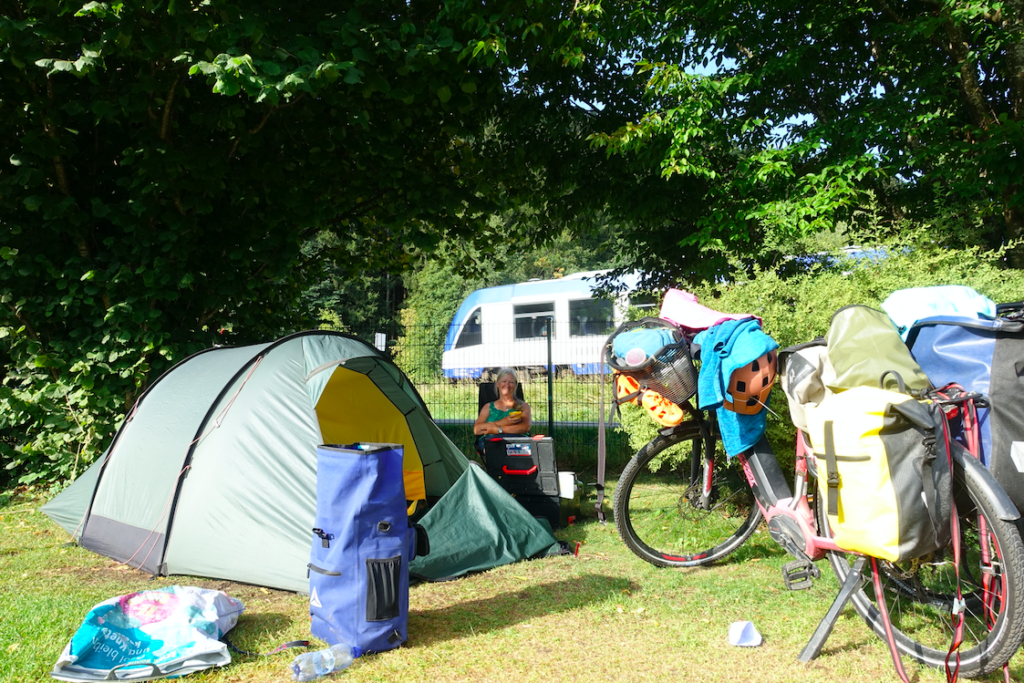 Frühstück auf dem Schliersee-Camping: Man beachte den gerade vorbeifahrenden Zug!