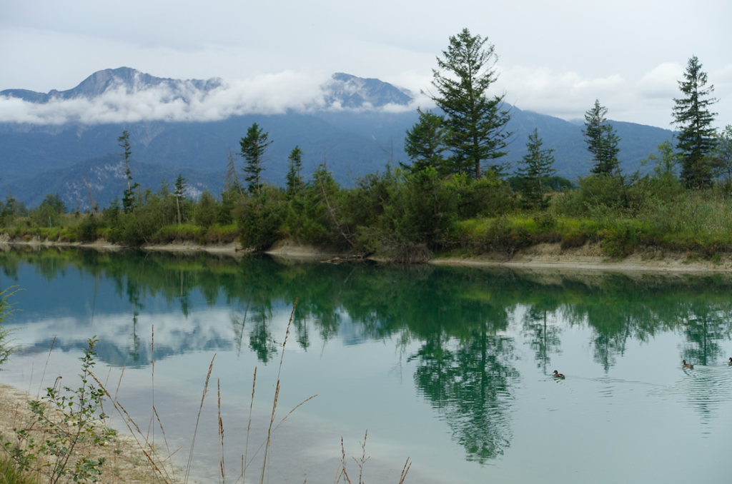 Entlang der Loisach … auf Empfehlung der netten Hundebesitzer, die uns fotografiert haben. Sehr schön!