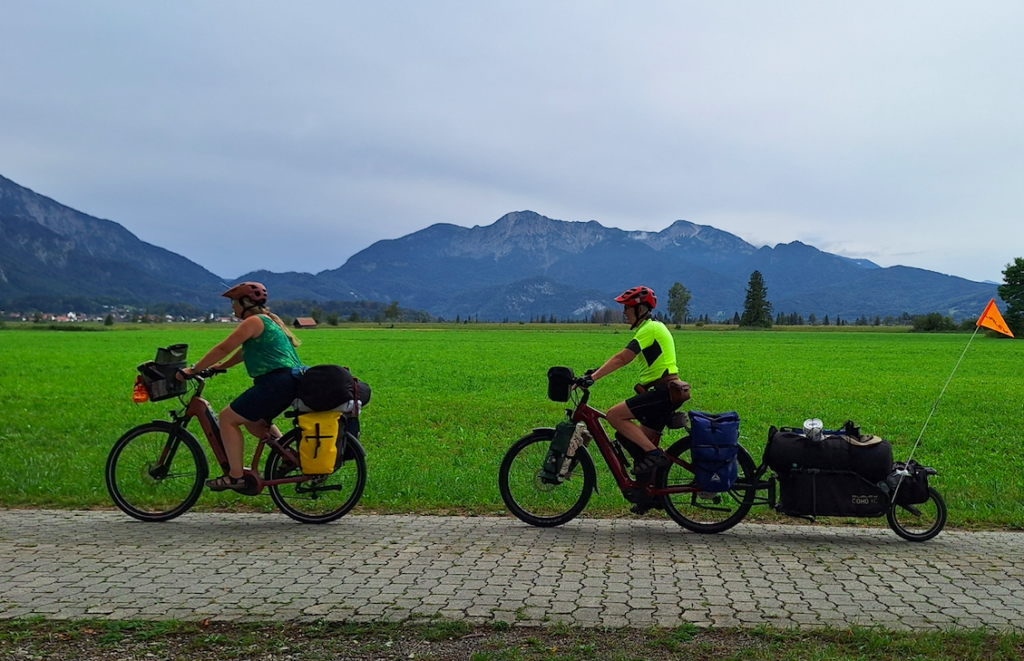 Endlich mal ein echtes Vorbeifahr-Foto mit Alpenpanorama