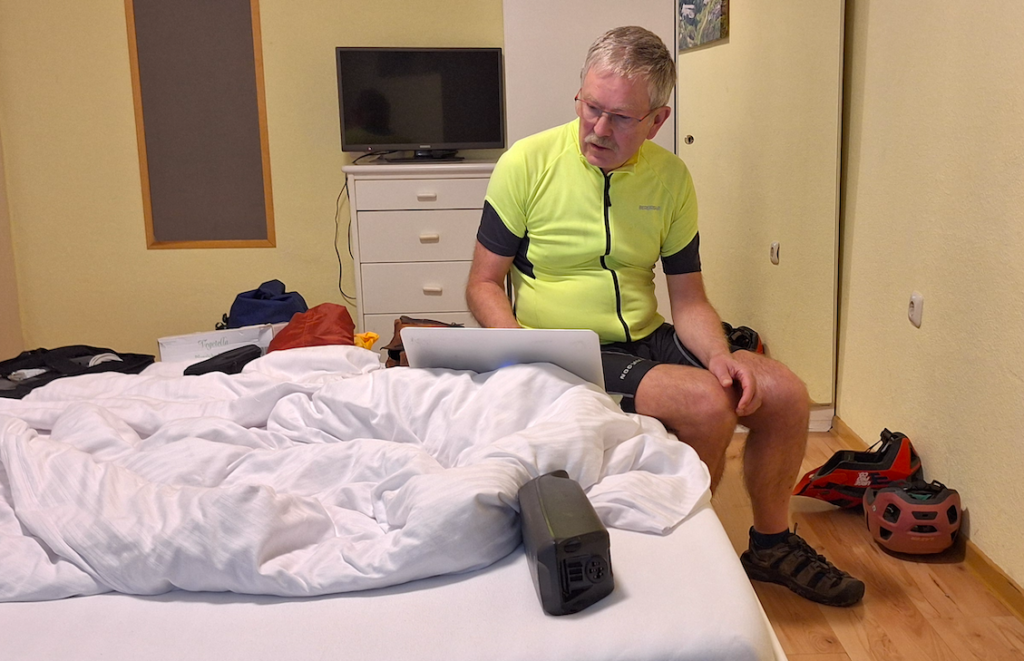 Morgendlicher Job: Endcheck der Route, aktuelles Wetter, Infos von der nächsten Unterkunft sichten