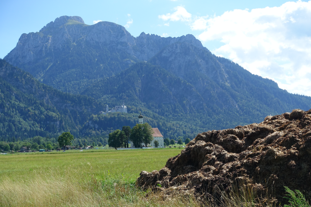 Die drei Stände der Feudalzeit: Hinten der Adel, in der Mitte der Klerus … und vorn die Bauern ;)
