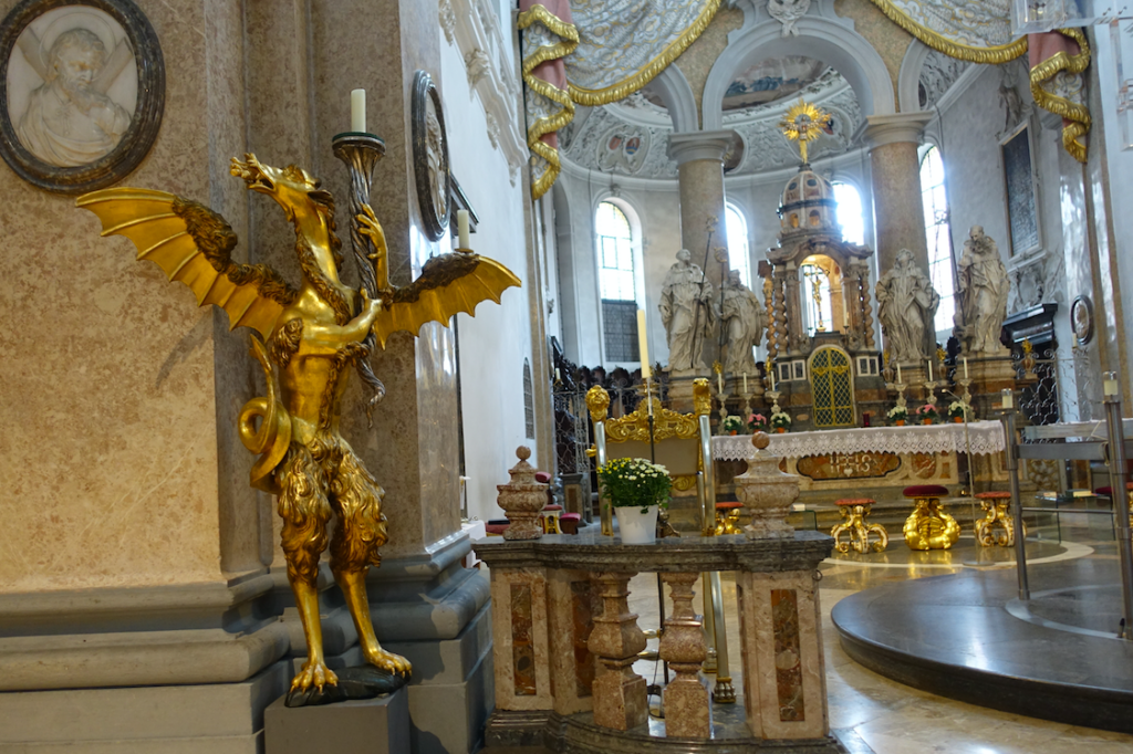 Ups, was für ein Drachenmensch bewacht denn den Kirchenraum?