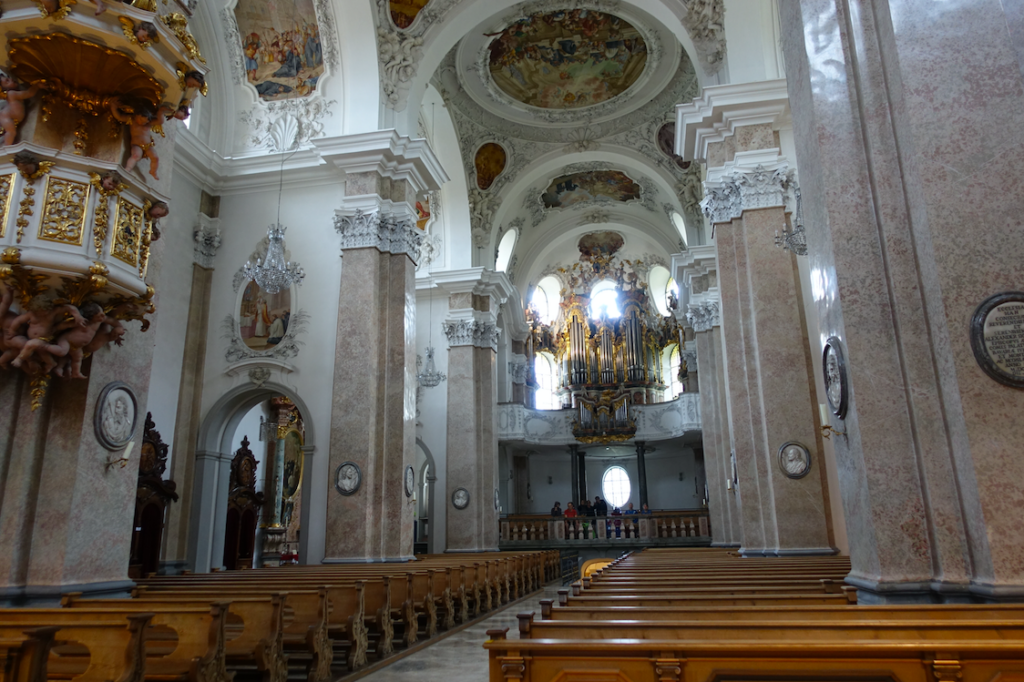 Im Innern der Kirche St. Mang