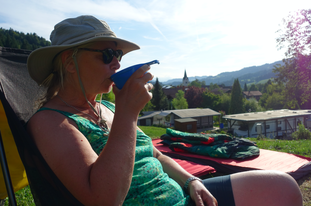 Endlich bekommt Sabine am Camping ihren täglichen Kaffee – der heute Morgen ausfiel