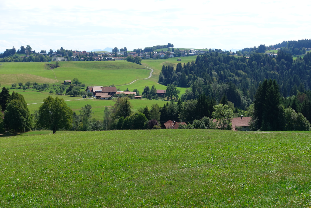 Möglicherweise der stärkste Anstieg der ganzen Reise (vorn links vor dem Haus aus dem Tal kommend). Kaum zu glauben!