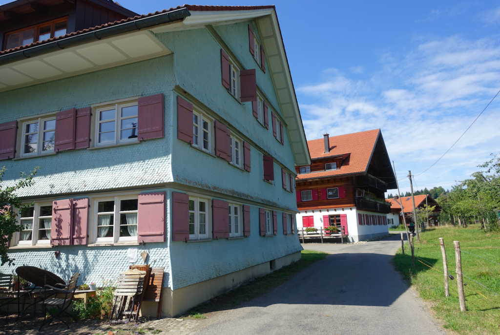 Typisch für das West-Allgäu sind offenbar Schindeln – in vielen Formen und Farben