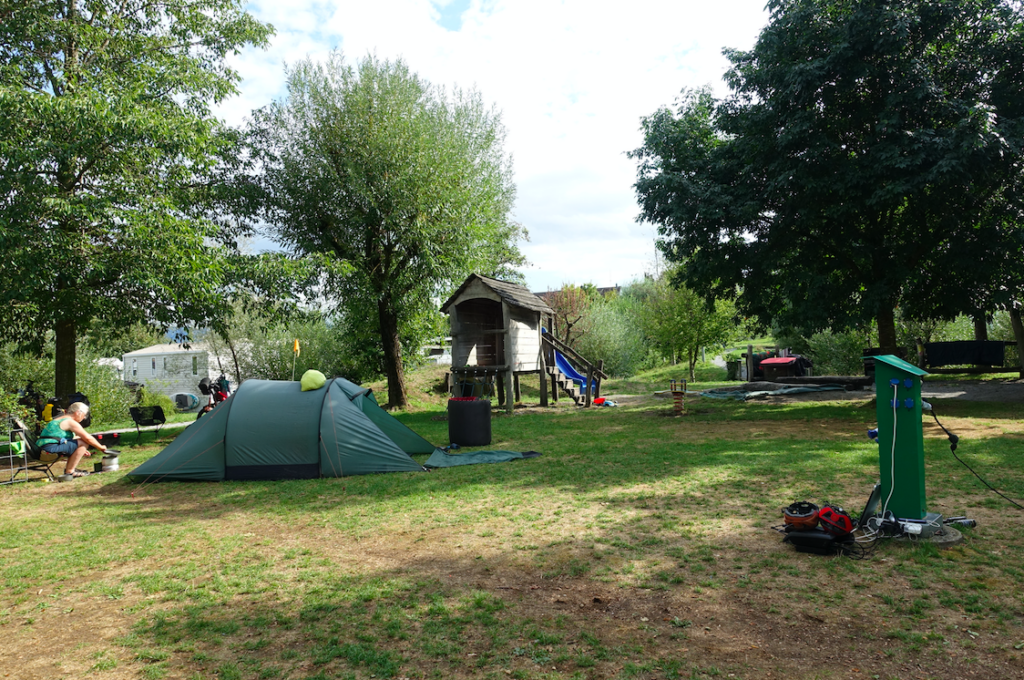 Wir waren die ersten Radler auf dem Campingplatz Egnach … und haben uns über satte 400 m² ausgebreitet