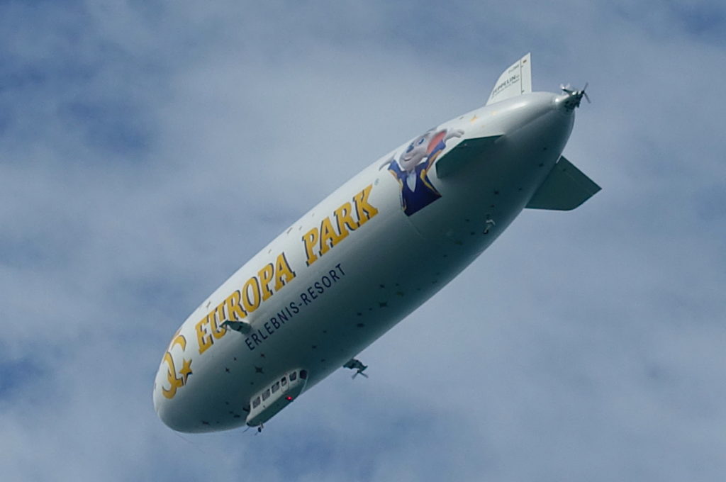 Schon der vierte Zeppelin, den wir sahen – gegenüber in Friedrichshafen liegt die Zepplinwerft