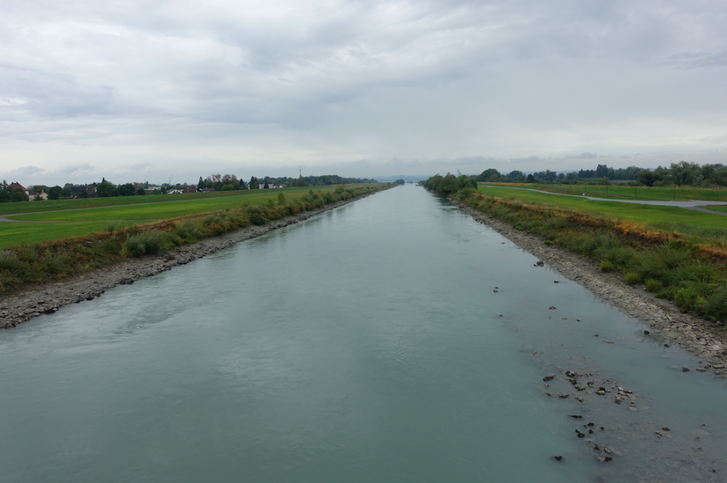 Das ist der Rhein vor dem Bodensee – nüchtern begradigt …