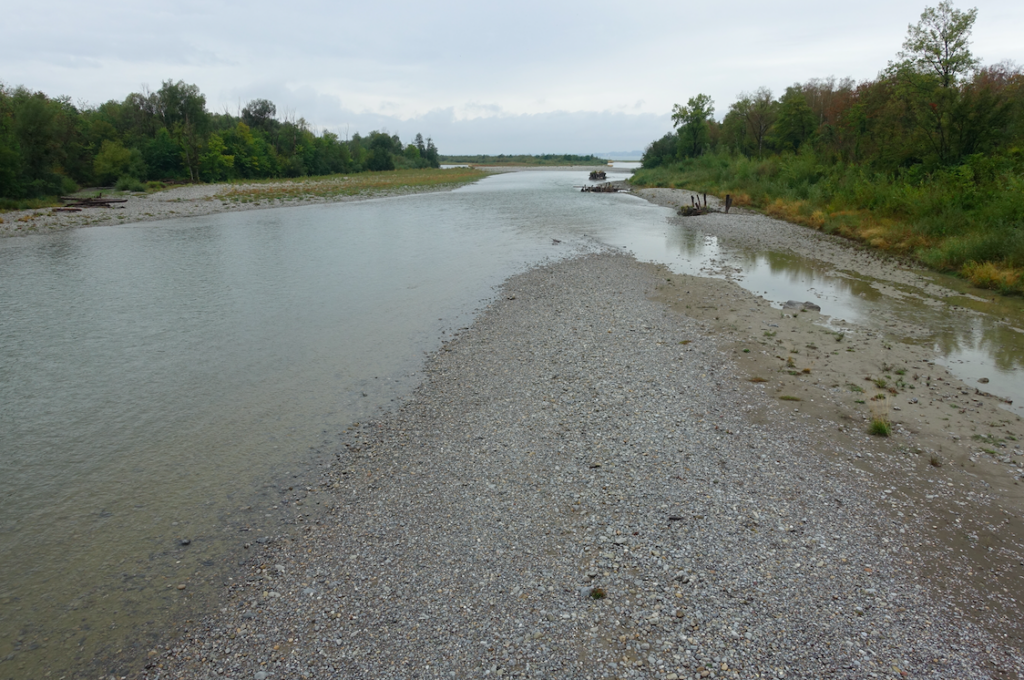 … und eine Fluss aus den Bergen mit Niedrigwasser