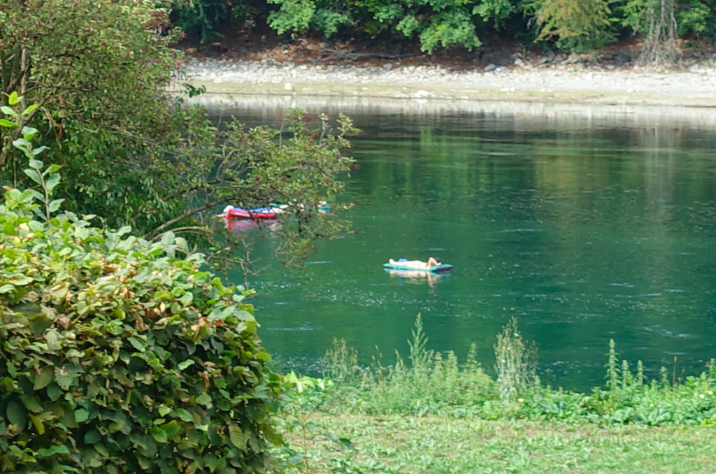 Herrlich blauer Hochrhein – mit Sonnenanbetern auf Luftmatrazen