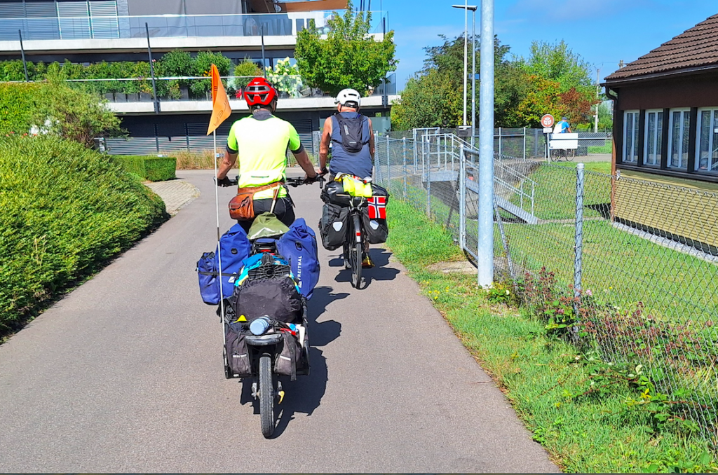 Ein Norweger: Den musste ich einholen und auf Schwedisch anquatschen. Er fuhr von Hirtshals (DK) bis Andermatt und zurück nach Hoek van Holland. Auch so 3.300 km.