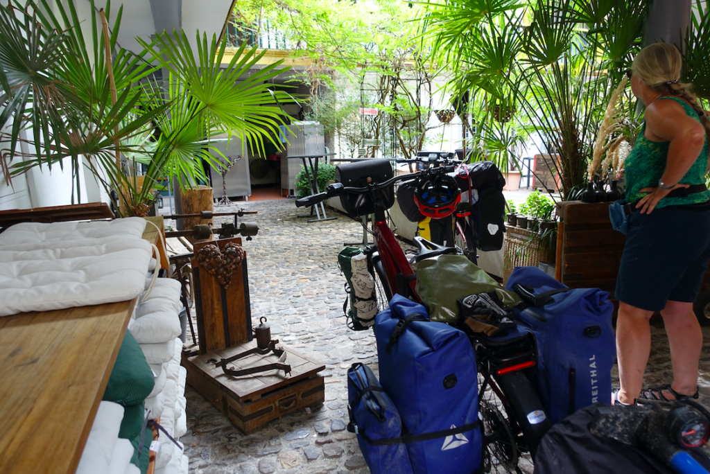 Am Ziel in Bad Zurzach (CH): Ein Foyer im sonnigen Innenhof – romantisch!