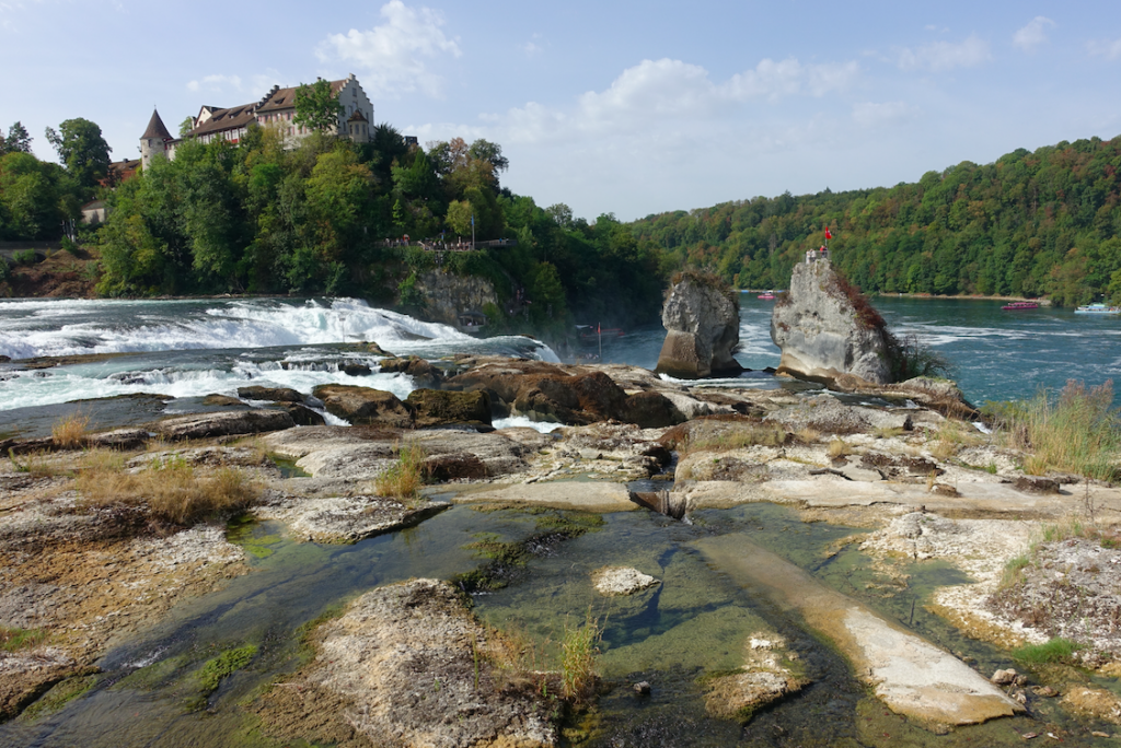 Auch beim Rheinfall sieht man gleich die viel geringere Wassermenge als üblich