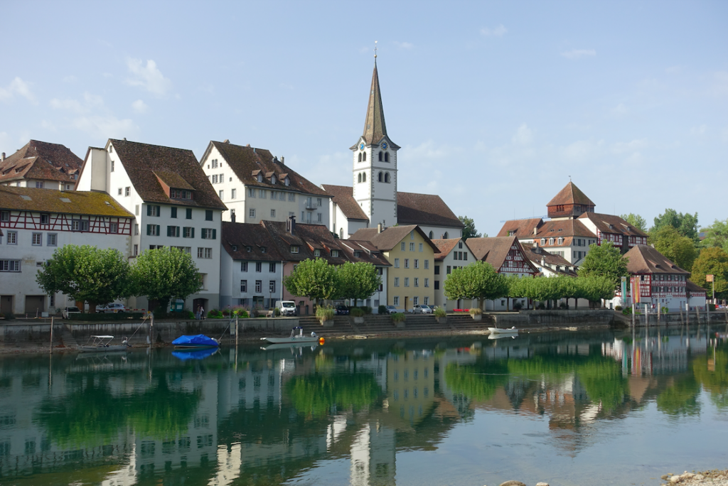 Zurück ins Tal zum Rhein – mit reizvoller Aussicht auf Dissenhofen