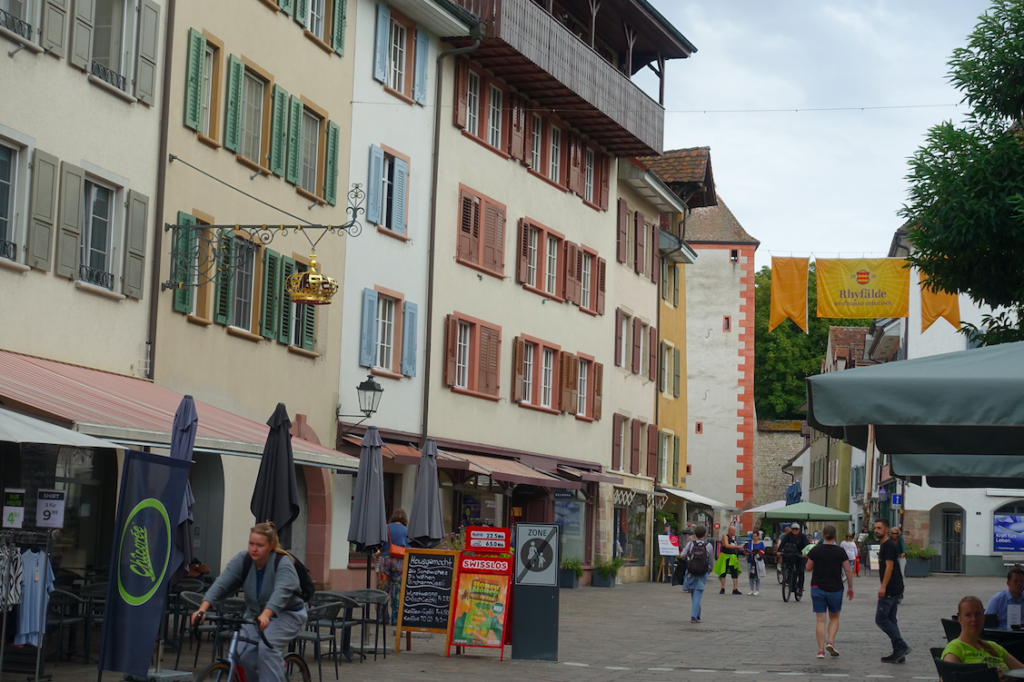 … die einen schweizerischen und einen deutschen Teil hat