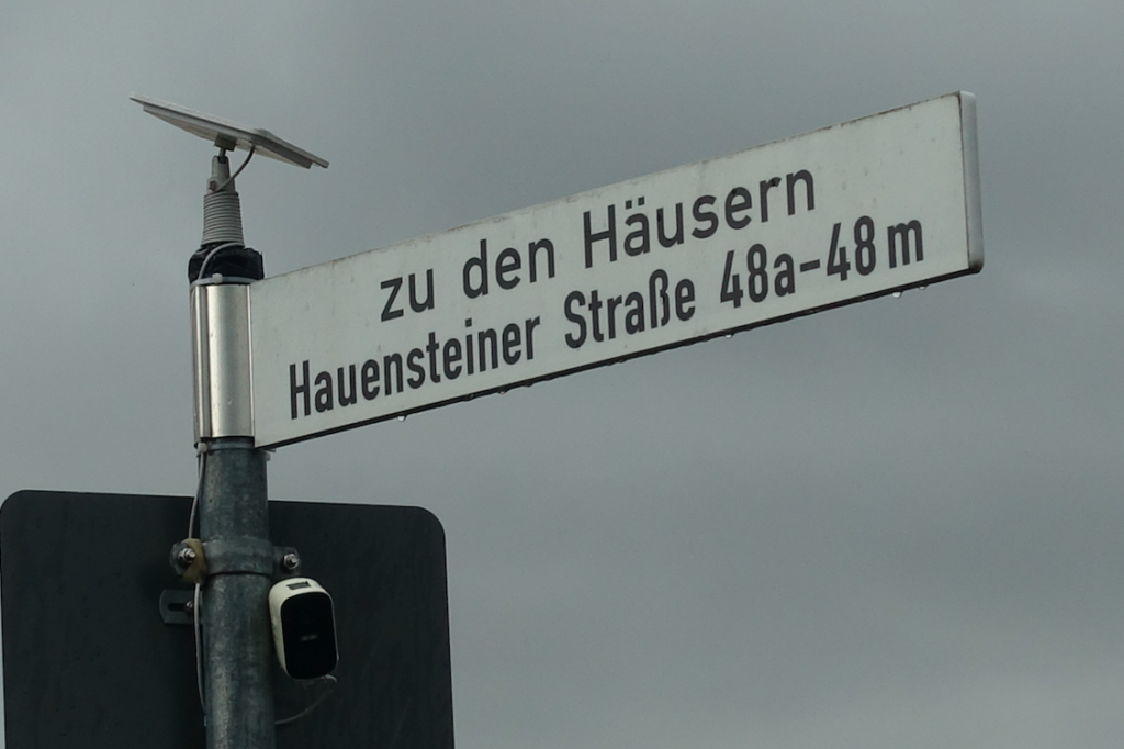 Wir suchten Schutz unter einem Balkon in einer Siedlung auf deutscher (badischer) Seite: Die Kamera dient vermutlich zur Überwachung der Kehrwoche :-)