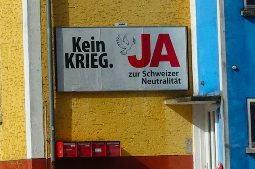 Oft sahen wir Plakate der direkten Demokratie der Schweiz. Zu diesem Aufruf gab es auch das Gegenstück: „Kein Geld für Putins Krieg“