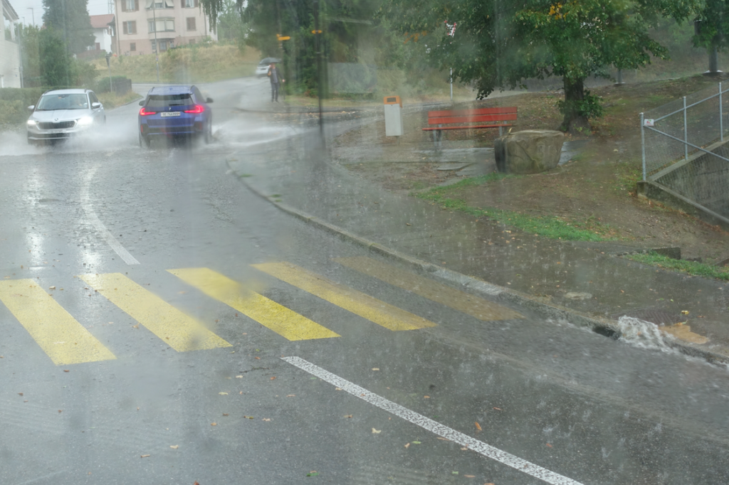 In kürzester Zeit floss ein Sturzbach die Straße herunter …