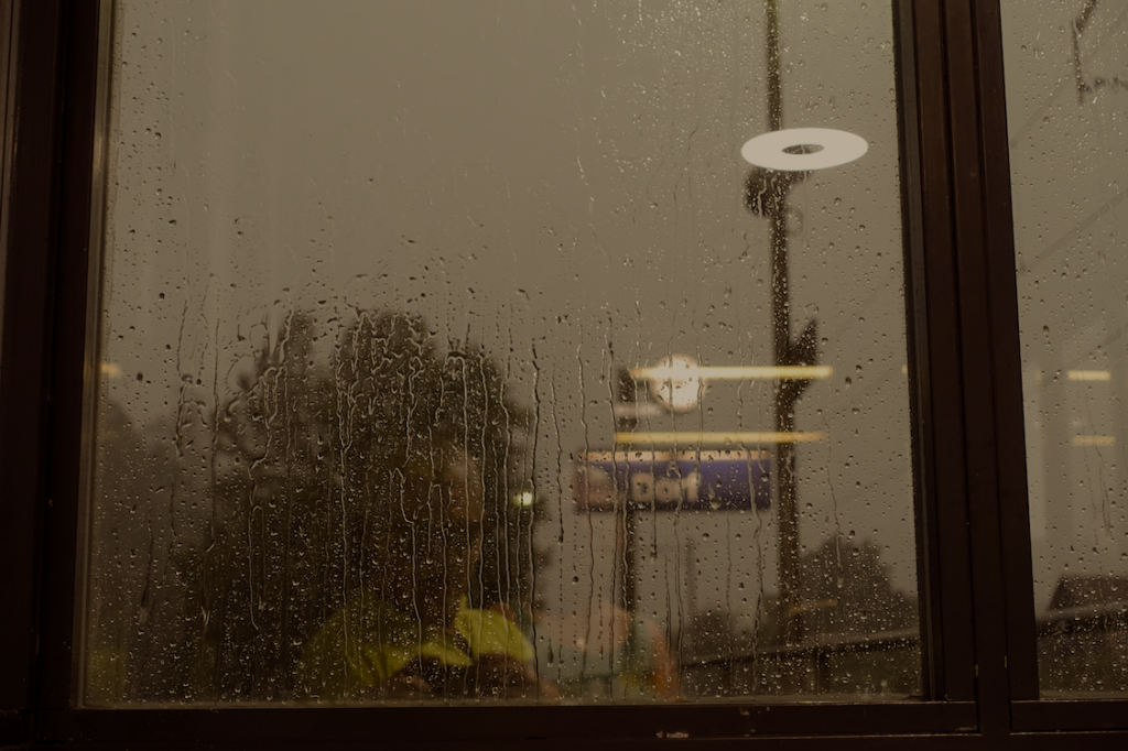 … und dann ging es los: ein Gewitter mit Orkanstärke: > 140 km/h Wind, > 2 cm Regen in 10 Min., Hagel u. extreme Böen! – Welch ein Glück, in einem Raum zu sein!