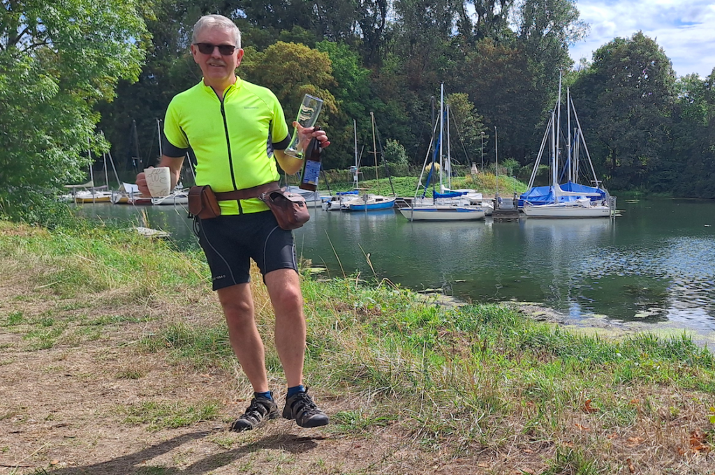 Kaffe und Weizenbier am einzigen Kleinboothafen auf 50 km