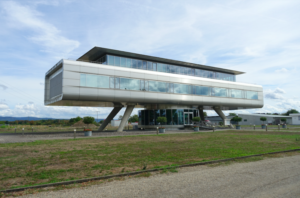 Ups! Meißenheim hat knapp 4.200 Einwohner, aber ein altes und dieses neue, futuristische Rathaus. Nicht schlecht!