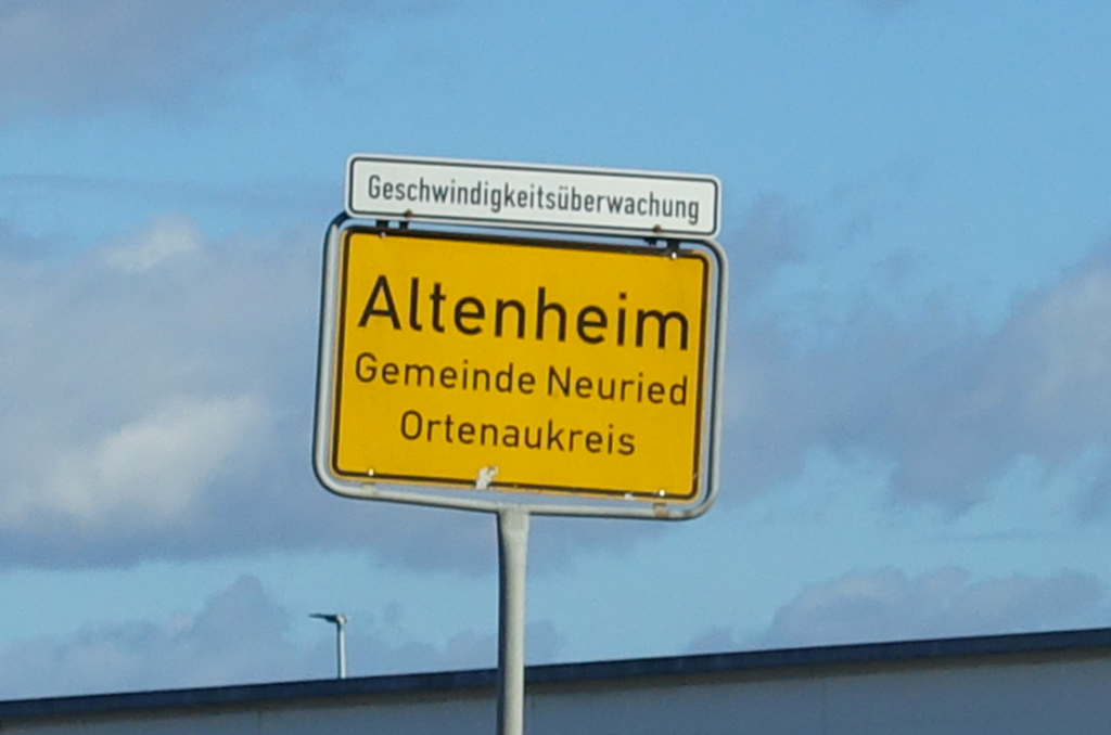 Der Ort heißt tatsächlich so … doch beachte vor allem das Schild obendrüber – und assoziiere :-)