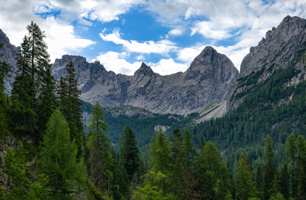 Laserzgruppe (über 2.600 m), also der zentrale Felsenkessel der Lienzer Dolomiten oberhalb der Dolomitenhütte