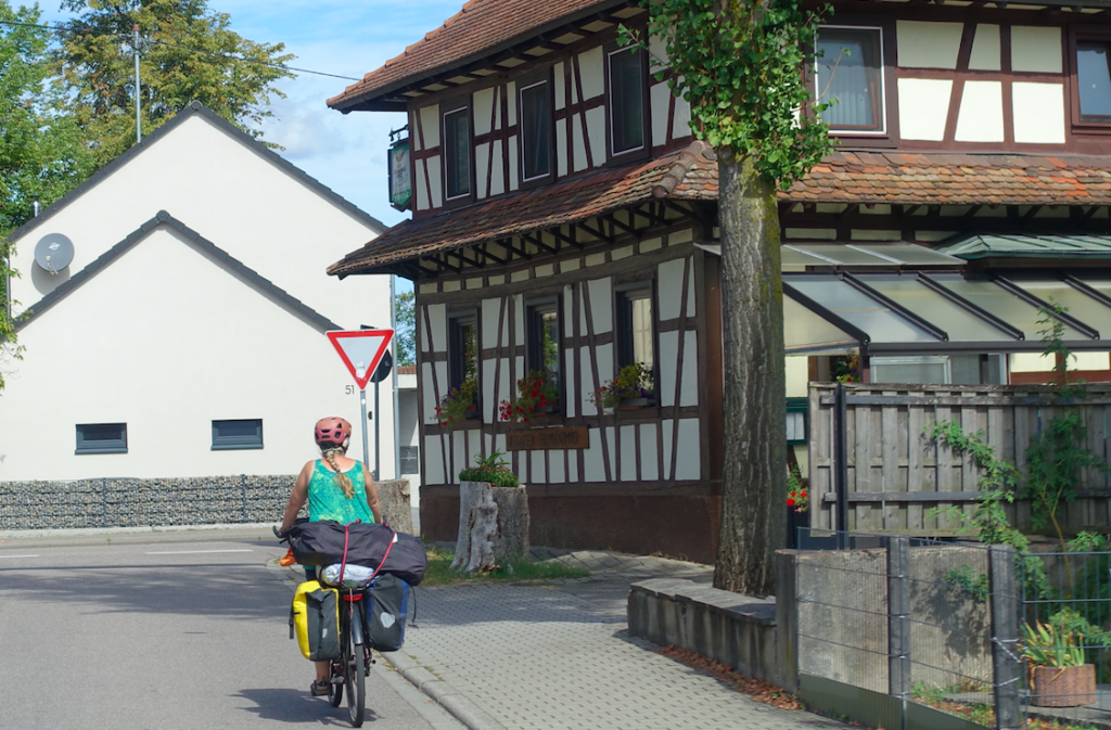 Typische Fachwerkhäuser hier unten mit den schmalen zusätzlichen „Simsdächern“
