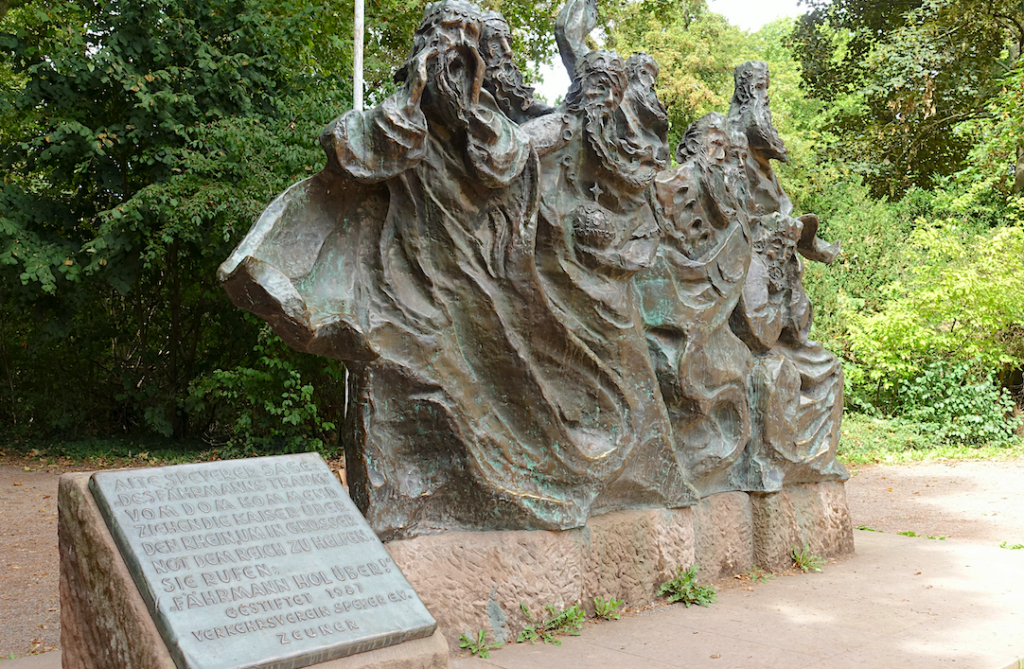Am Gartencafé im Domgarten (den man dort übrigens nicht sehen kann) diese Skulptur zu „Fährmann, hol über!“ (Großzoomen u. lesen)