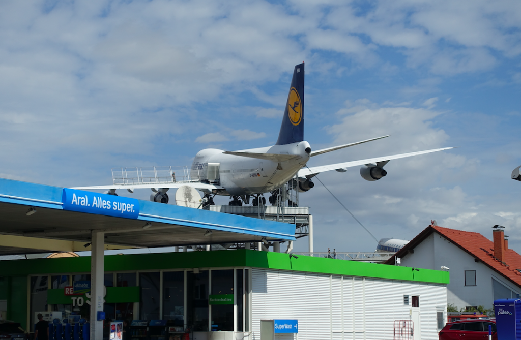 Huch, ein Flugzeug an der Tankstelle? … Nein, Teil des Technikmuseums Speyer