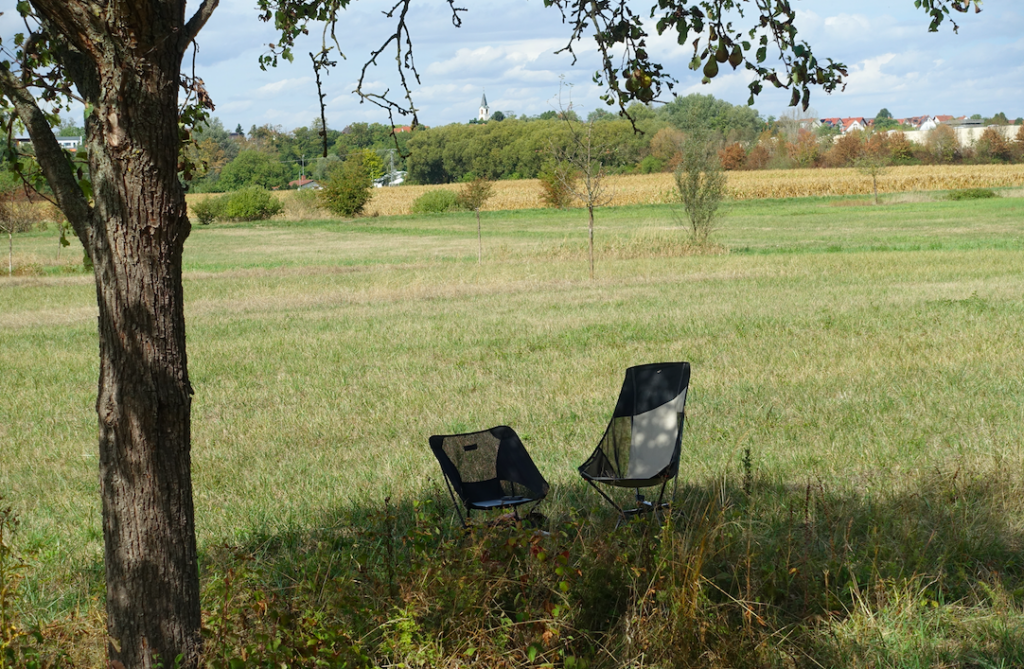 Stilleben mit Campingstühlen