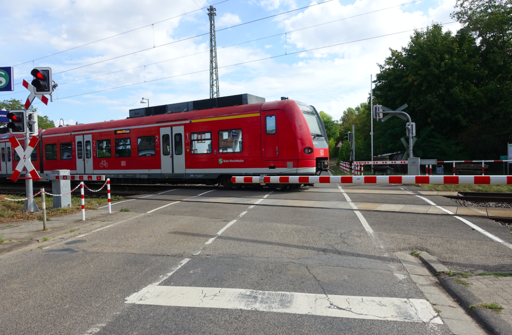 Gut, dass die meisten Bahnübergänge gut gesichert sind … nicht wie gestern die Barriere