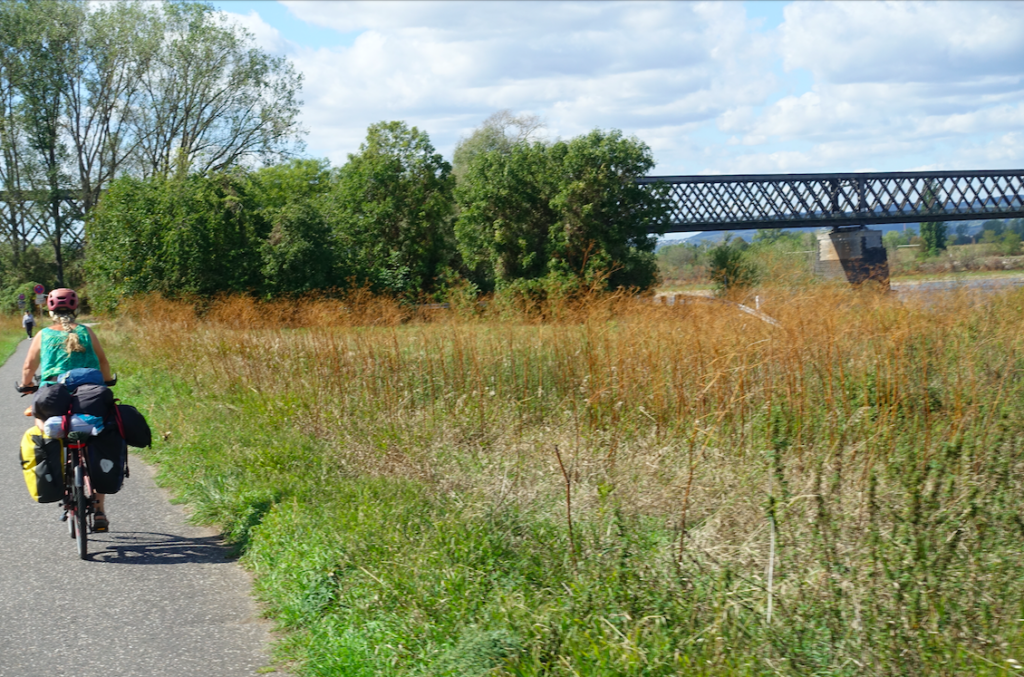 Eisenbahnbrücke mit Radwegstreifen von Engers nach Urmitz (vor Neuwied)
