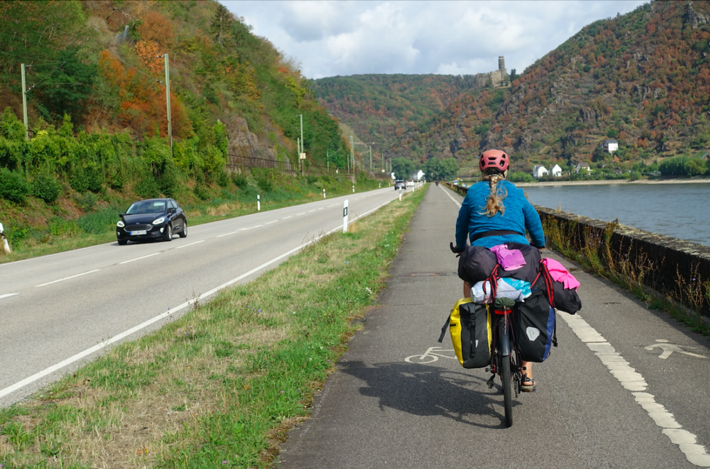 So schön das Mittelrheintal auch ist: auf jeder Rheinseite gibt es mind. drei Verkehrsadern (zum Glück war heute Samstag und wenig Verkehr)