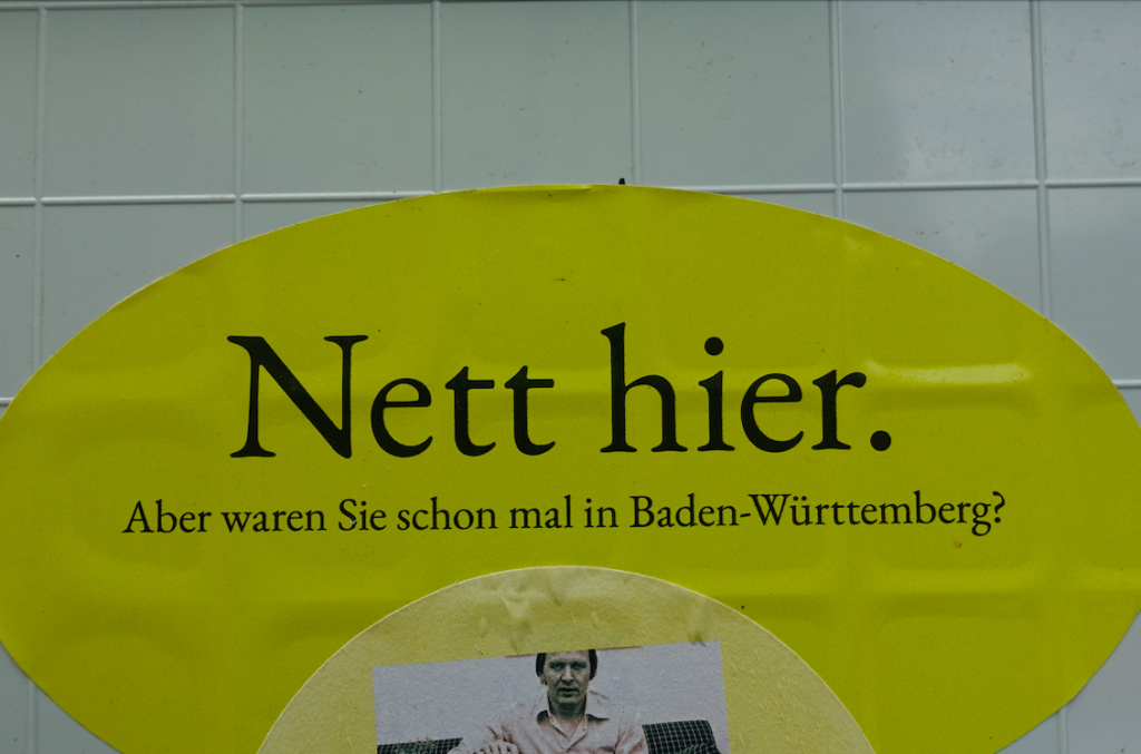 Aaaaah! Das ist unser Hass-Aufkleber schlechthin, den wir tatsächlich überall auf der Welt schon gesehen haben. Kehrwoche, nein danke ;)