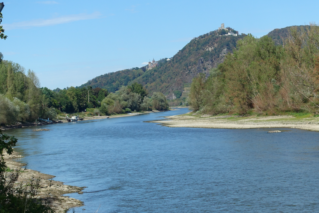 Blick auf das Siebengebirge mit Drachenfels und Drachenburg