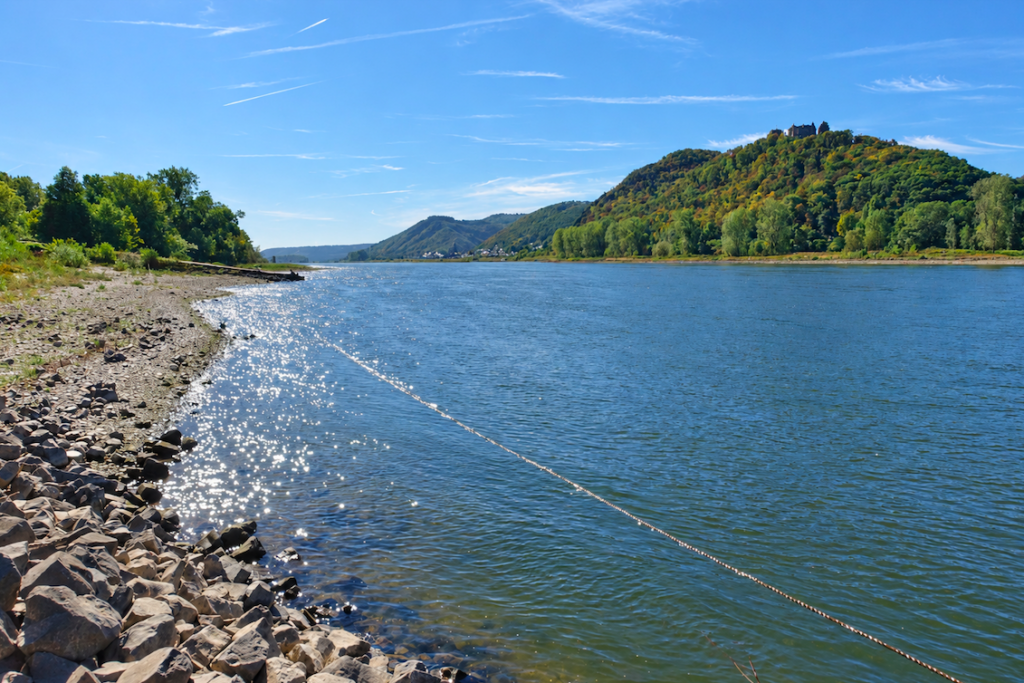 Rhein nach Süden mit Burg Rheineck vom Fähranleger Rheinbrohl