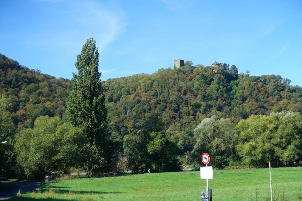 Burg Rheineck gegenüber, natürlich hochoben. Und damals gab es dass Reitverbots-Schild sicher noch nicht ;)