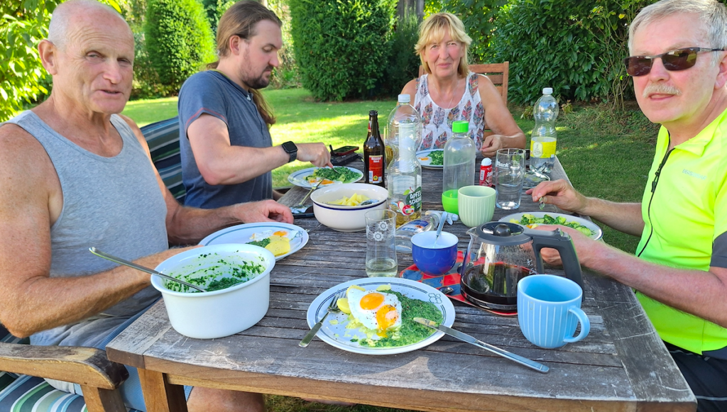 Man sollte nie beim Essen Gruppenfotos machen :-)