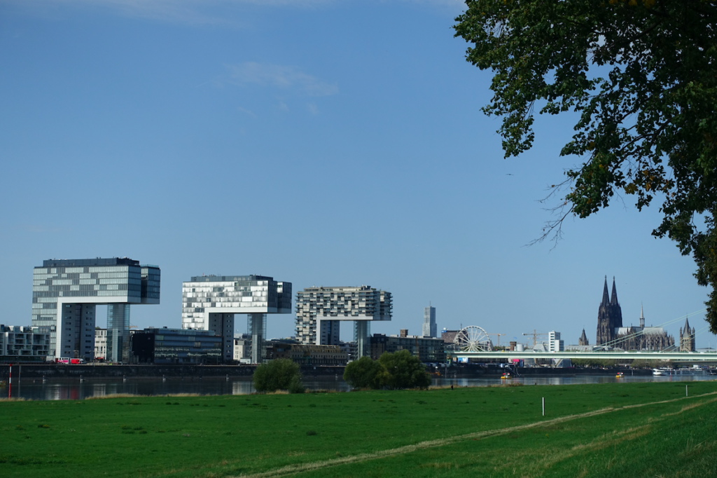 Blick auf die neuen und das alte Wahrzeichen Kölns
