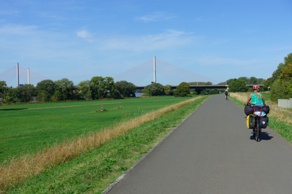 Vor der Rheinbrücke der A565 nach Bonn