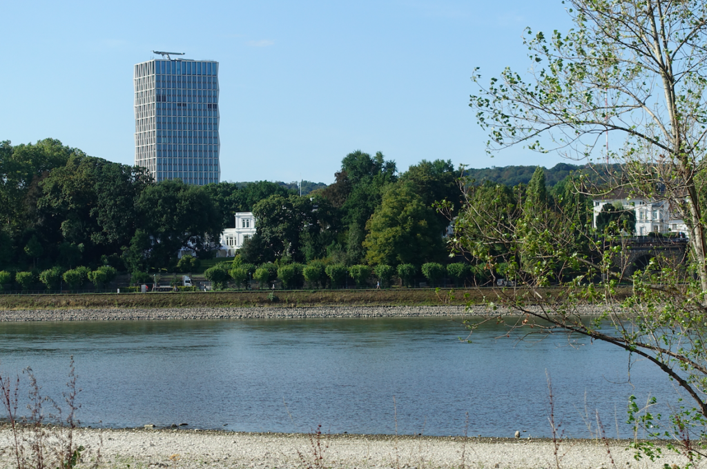 Blick über den Rhein zur Villa Hammerschmidt und dem Tulpenfeld-Hochhaus