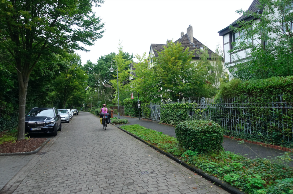 … Doch bald auch durch ruhige Seitenstraßen …