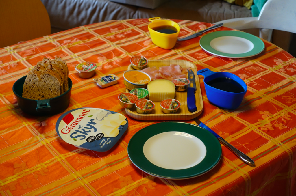 Gemischtes Frühstück mit frischem Brot und Resten